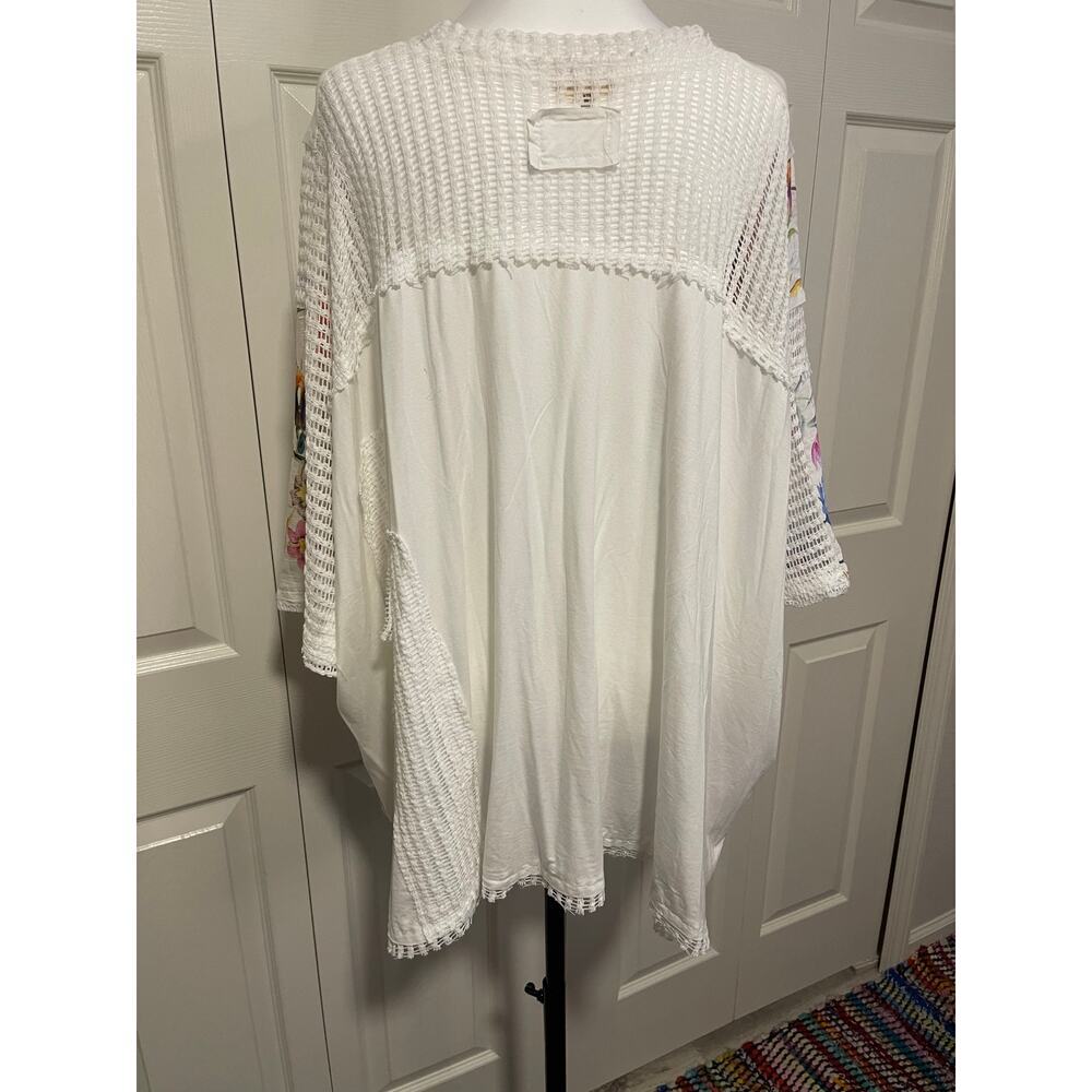 POL White and Floral V Neck Top - Picture 2 of 3